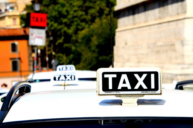 taxis-GINASSERVIS-min_taxi_auto_rome_road_white-1051610